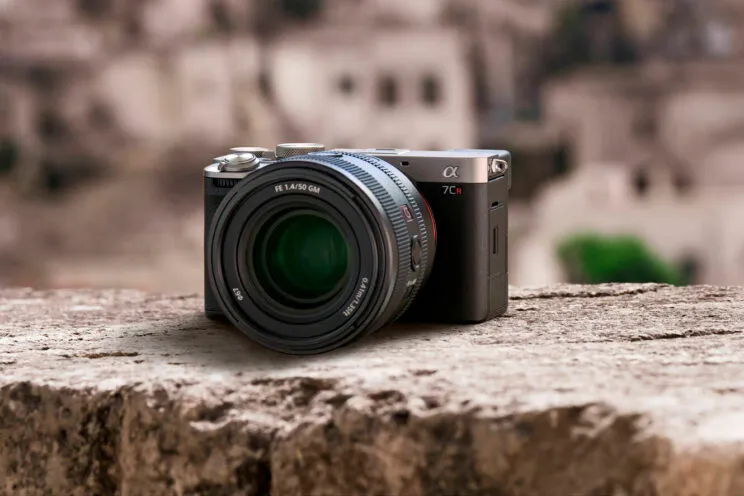 سونی A7R V در برابر سونی A7CR